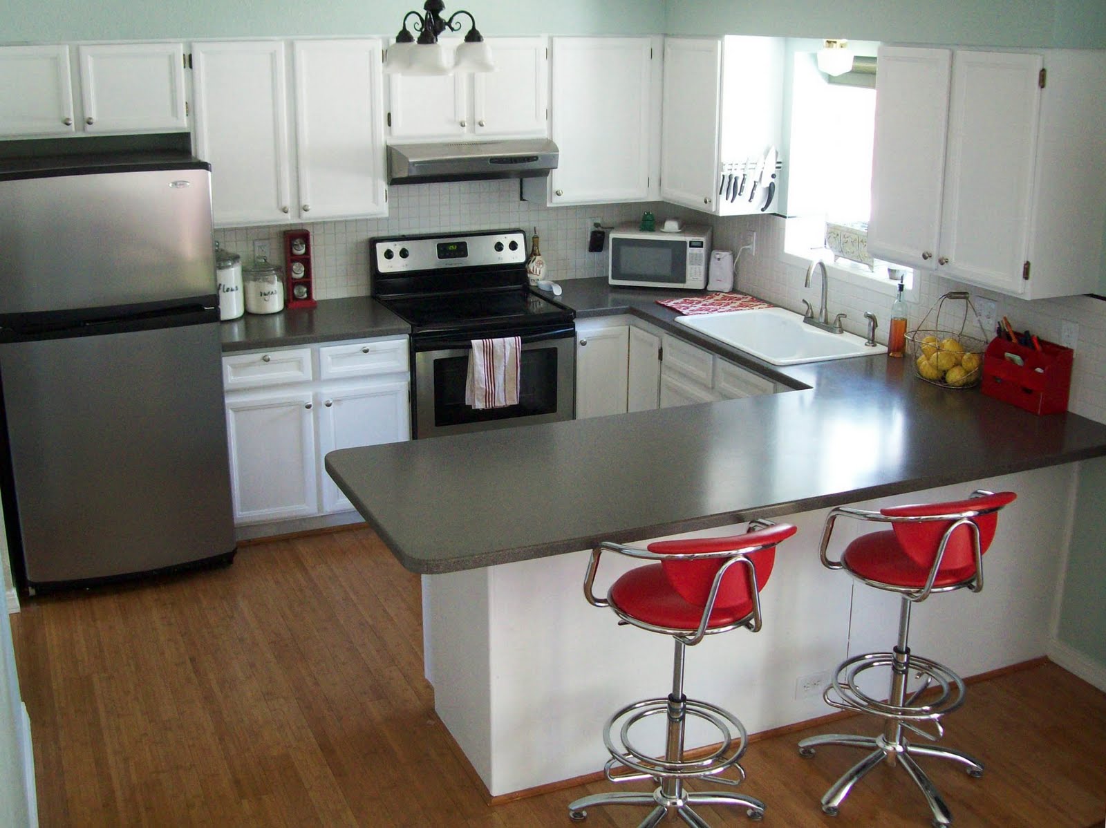 Угловые кухни со столом от стены фото